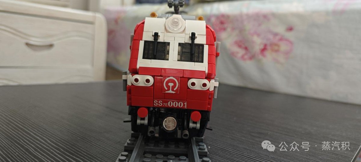 ziyu_zhang51054's tweet photo. China Railways SS7E electric locomotive by “不知名小黑子”.
The model captures the distinctive red-and-white livery and angular cab of the SS7E, with detailed bogies and roof equipment.
#LEGOTrain #LEGOMOC #BrickTrain #ChinaRailway #韶山7E #ElectricLocomotive #TrainMOC https://t.co/JqjbQznqZI