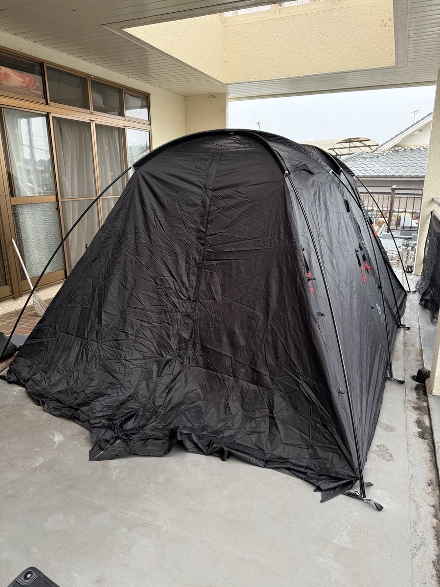 aco_camp's tweet photo. ずっと欲しかったテントをメルカリで見つけて新品未使用だったけん買って8月のキャンプの時に初張りしたら加水分解が酷くてどこもかしこもベタベタだった💦
仕方ないのでバルコニーにテント立ててベビーパウダーで応急処置してみた。ベタつきは少しましになったけど濡れたら水の泡w https://t.co/o93MlFPeay