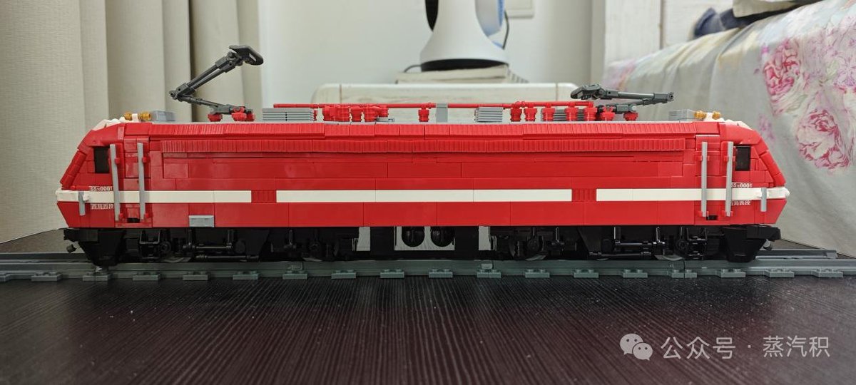 ziyu_zhang51054's tweet photo. China Railways SS7E electric locomotive by “不知名小黑子”.
The model captures the distinctive red-and-white livery and angular cab of the SS7E, with detailed bogies and roof equipment.
#LEGOTrain #LEGOMOC #BrickTrain #ChinaRailway #韶山7E #ElectricLocomotive #TrainMOC https://t.co/JqjbQznqZI