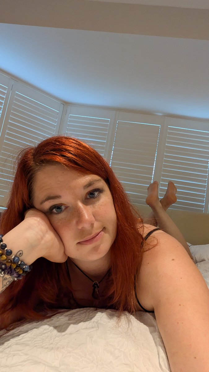 Underladysoles's tweet photo. Happy Saturday my foot Pets.
#Giantess #thepose #footfetish #soles https://t.co/BsA2Z2hTgf