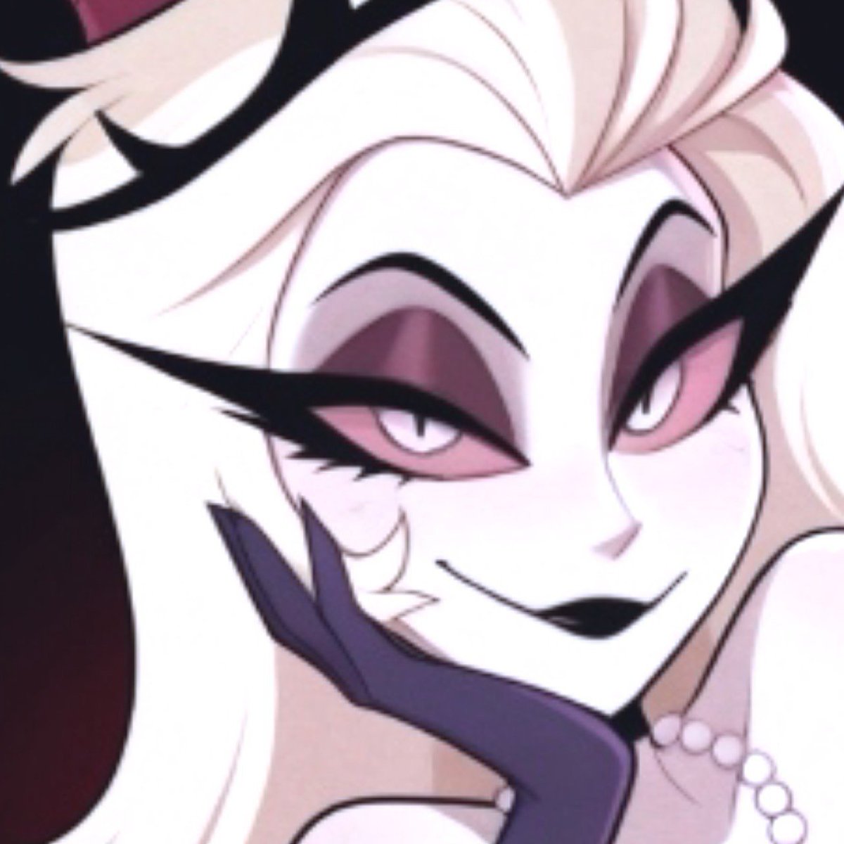 CROWNEDSlNS's tweet photo. The Queen can't sleep. 
Anyone up wants to try their luck? https://t.co/exzcxjJpEk