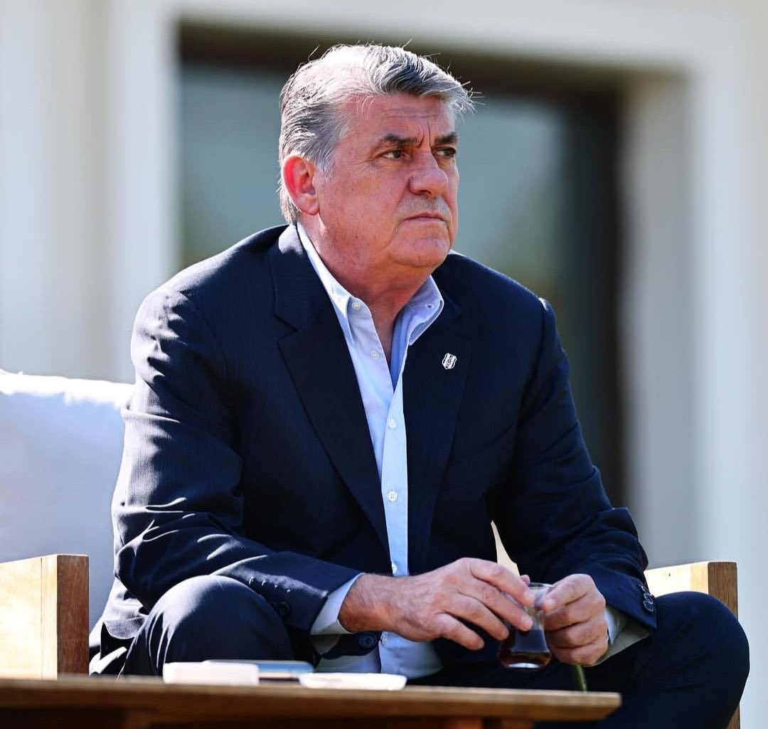 kartalanalizcom's tweet photo. Serdal Adalı: Futbolun dışından ciddi bir gelir yaratmadığınız müddetçe mevcut gelirlerle bu borcun faizini dahi çevirmek çok zor. 

Önce kulübe dışarıdan yeni bir kaynak sokmanız gerekiyor. Bunun en gerçekçi yollarından biri de gayrimenkul projeleri. 

Her sene 300 milyon euro değerinde futbolcu yetiştirip satma şansınız yok. Bu nedenle kulübün elindeki imkanları büyütmeye çalışıyoruz. 

Sancaktepe’yi aldık, ayrıca bir üniversitenin spor salonunu da bünyemize kattık. takımlarımızın antrenman yapabileceği alanları hazırlıyoruz. 

Bir yandan sportif yapıyı güçlendirirken diğer taraftan kulübün kalıcı gelir kaynaklarını artırmak zorundayız. son 1.5 yılda 460 milyon Euro’ya yakın borç ödemesi yaptık. Ben bu paraları çok yönettim.