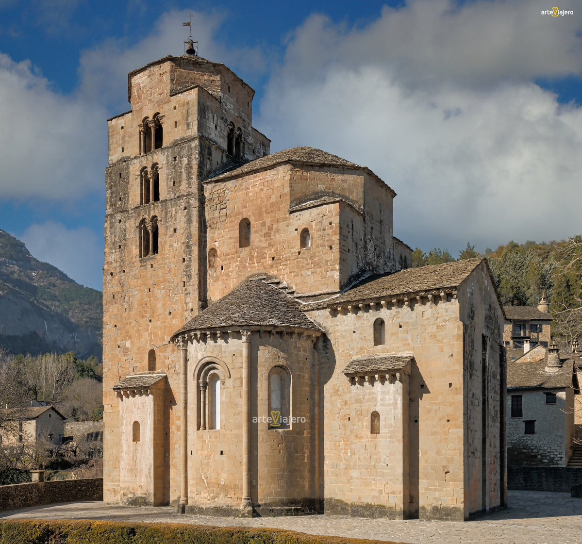 arteviajero_com's tweet photo. Iglesia de Santa María de Santa Cruz de la Serós (S. XI, Huesca). Considerada como uno de los ejemplos más antiguos y bellos del arte románico de Aragón.
⬇️⬇️⬇️
https://t.co/hh88G0rr57
#BuenosDias #FelizSabado https://t.co/DKvKzMDrrJ