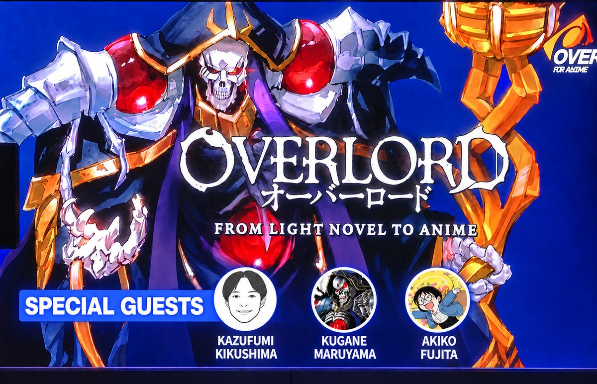 LobatoOverlord's tweet photo. **PANEL DE OVERLORD EN OVERLOAD: PREGUNTAS Y RESPUESTAS PARA KUGANE MARUYAMA**

Hoy, en Nueva Zelanda, se llevó a cabo la convención de anime y manga más grande de ese país, conocida como “Overload”. En dicho evento asistió como invitado especial el autor de Overlord, Kugane Maruyama, acompañado de Akiko Fujita (editora de Overlord en KADOKAWA) y Kazufumi Kikushima (productor supervisor de la adaptación al anime de Overlord).

Al estar presentes estas tres personas, se llevó a cabo un panel de preguntas y respuestas en el que se eligió a ciertas personas del público para hacer alguna pregunta al autor y a sus acompañantes. Los datos de lo que se comentó en dicho panel fueron compartidos en Reddit por JulioNIB, y la transcripción de lo hablado me la compartió LimeHeartomg. Les mando un agradecimiento a ambos por dar a conocer la información.

✧✧✧✧✧

Según lo que dio a conocer JulioNIB, el autor reveló que en la actualidad está escribiendo nuevos volúmenes de Overlord, pero dejó ambiguo si se refería a los volúmenes 17 y 18 o a más libros para el futuro, ya que no puede revelar ningún detalle específico al público en estos momentos.

También aclaró que la personalidad de Ainz a lo largo de la novela —su carácter oscuro, cruel, despiadado y brutal— no es más que su verdadero ser. No tiene nada que ver con que se haya convertido en un no-muerto ni con que, por las características raciales, hubiera obtenido ese lado oscuro.

Simplemente pudo mostrar lo que en verdad era una vez que fue transportado al Nuevo Mundo, como si en el mundo real esa personalidad se viera contenida por las reglas morales de la sociedad.

Maruyama también dejó claro que, para su obra, crea personajes femeninos adorables y atractivos solo para acabar matándolos sin piedad más adelante, ya que es común en otras obras e historias que los personajes femeninos con estas características siempre terminen sobreviviendo a las peores adversidades.

Una cosa curiosa es que Maruyama sí está al tanto de lo que se comenta sobre su obra en otros países. Concretamente, navega por las distintas redes sociales, y el contenido que prefiere ver son vídeos de reacciones estadounidenses y alemanes sobre animes. Gracias a esto se dio cuenta rápidamente de que al público en general de todo el mundo parece gustarle mucho más las tramas de fantasía oscura, donde la crueldad y la crudeza están muy presentes, y soltó la siguiente frase: «Todo el mundo tiene un corazón oscuro/dañado».

Un dato igual de relevante es que dijo que los datos importantes de la novela (world guide), como detalles específicos de personajes, poderes, magia, etc., están escritos en hojas de Excel y que nunca los dará a conocer, o al menos no tiene pensado publicarlos ni escribirlos en ninguna parte. Todo eso planea guardarlo consigo hasta el día de su muerte.

Sobre esto, si no estoy mal, creo que el autor había revelado en Twitter (X) y en su blog personal que dichos datos los tiene almacenados en su computadora personal y que le gusta recabar esa información en fórmulas de Excel, aunque en ocasiones le resultaba realmente complicado actualizarla. Cuando debe recordar algo importante, siempre revisa dichos datos para evitar algún error durante la publicación de los volúmenes.

✧✧✧✧✧

Ahora les escribo lo que me compartió LimeHeartomg:

➤Pregunta: ¿Qué te hizo empezar a escribir Overlord?

◆Maruyama: Empecé a escribir la novela porque quería jugar juegos de rol de mesa (TTRPG) con mis amigos, pero por diversos motivos ya no se podía.

➤Pregunta: ¿Qué te hizo crear a Albedo?

◆Maruyama: Sin Albedo, Ainz no podía dejar su puesto en Nazarick. La creé como un medio para sacarlo de su cómoda posición y que pudiera salir a hacer su trabajo al exterior.

➤Pregunta: ¿Hay algo en lo que te hayas centrado especialmente en la obra (el setting)?

◆Maruyama: En los TTRPG hay muchísimos settings. Creé el mío propio para que no quedara por debajo de otras series y obras.

➤Pregunta: ¿Cómo se convirtió Overlord en anime?

◆Maruyama: En 2013 la novela ya era bastante conocida. En los estudios de animación se hablaba mucho de aquella obra cuyo protagonista se parecía a un esqueleto. Incluso en Hollywood no hay muchos personajes como Ainz, pero después de ver el éxito de la obra, toda la gente del medio elogió esa temática.

➤Pregunta: En Overlord, cuando el protagonista es un no-muerto OP, ¿de dónde surgió esa idea?

◆Maruyama: Al crear al protagonista, una de mis mayores preocupaciones era: ¿qué pasa si lo noquean o lo envenenan? Cuando le quitas todas las debilidades posibles, termina convirtiéndose en un esqueleto.

➤Pregunta: ¿Qué hace diferente a Overlord?

◆Maruyama: Como el protagonista es tan fuerte, uno de sus atractivos principales es que arrasa con todo el mundo. Convertir en un anime al protagonista más fuerte —que es malo, pero no absolutamente malvado— fue muy difícil, pero tenía ese gran atractivo. ¿Eso parece ser la diferencia principal respecto a las demás series y obras?

➤Pregunta: Entonces, como su personaje principal es un villano, para aquellas personas que creen en la calidez y en el bien común no sería una obra recomendable, jajaja. Con Ainz siendo tan OP, ¿qué te llevó a crear un personaje así?

◆Maruyama: Todo el mundo tiene varias caras y lados distintos cuando va al trabajo o cuando habla con la familia. Quería crear un personaje principal con dos caras diferentes.

➤Pregunta: El setting lo hicieron distintos jugadores. ¿Cómo lo gestionaste?

◆Maruyama: Volviendo a las raíces del TTRPG, me inspiré en cómo cada personaje lo creaba una persona distinta, con gustos distintos.

➤Pregunta: ¿Hay algún personaje que te haya salido de forma inesperada?

◆Maruyama: Desde el primer volumen hasta ahora, la trama ha sido exactamente como la planeé. Me encantaría vivir la experiencia de que cada uno de mis personajes cobrara vida por sí solos.

※Editora Fujita: Me sorprendió mucho Ainz, porque es un villano, pero al mismo tiempo se esfuerza al máximo por actuar como un buen jefe. Tiene un lado humano, y por eso es el número uno en los rankings de popularidad de personajes de Overlord.

➤Pregunta: ¿Cuántas historias habías creado antes de escribir la novela?

◆Maruyama: He creado muchísimas historias variadas; incluso podría escribir a una escala mundial. Aún sigo en marcha; siempre estoy añadiendo cosas durante el proceso de escritura. No sé cuánto tiempo llevo trabajando en ello. Pero puedes preguntarme cualquier cosa sobre el mundo de Overlord y te aseguro que obtendrás respuestas.

➤Pregunta: Al crear la historia y el mundo, ¿tuviste referencias históricas o geológicas?

◆Maruyama: No me quiero meter en problemas. No he referenciado ningún suceso histórico, así que cualquier parecido es coincidencia o no intencionado.

➤Pregunta: Como es la fantasía oscura, desde el punto de vista de los personajes que están en un mundo oscuro, ¿cómo querías que se sintiera el espectador durante las escenas oscuras?

◆Maruyama: Sí, recomiendo Overlord a aquellas personas que tienen el corazón oscuro/dañado.

➤Pregunta: ¿Hubo algo que decidiste y no quisiste cambiar?

◆Maruyama: Sin duda, matar mujeres. En Japón, a las mujeres y a las chicas siempre se les salva, así que no quise seguir con ese cliché y quise sorprender a la gente con ese tipo de escenarios.

➤Pregunta: ¿Te sorprendiste cuando viste por primera vez los diseños y los bocetos de los personajes?

◆Maruyama: No hubo grandes discusiones. Los diseños de cada uno eran los que tenía en mente. So-bin-sensei se esfuerza al máximo en este aspecto, pero a veces quiere agregar más accesorios o más detalles al diseño.

Al principio se centraban mucho en pequeños detalles meticulosos, como la altura y el peso. Hacia el final, simplemente lo miraba y decía: “Sí, me parece bien”.

➤Pregunta: Cuando tienes tantos settings y tantos personajes, ¿cómo lo gestionas?

◆Maruyama: En cuanto a los personajes, se me hacía fácil decidir sus niveles y su ocupación.

➤Pregunta: ¿Cómo mantienes juntos todos los distintos settings y el lore?

◆Maruyama: En una hoja de Excel.

A menudo le daba esa hoja de Excel al equipo encargado del anime para que la usaran de referencia.

Una vez se me rompió mi PC personal, y en ese momento lamenté la pérdida de los settings; fue increíblemente horrible, pero al final logré recuperar todos esos datos.

➤Pregunta: ¿Nos podrías dar algún ejemplo de la información que hay en esa hoja?

◆Maruyama: De forma resumida, están los niveles, las ocupaciones, las estadísticas iniciales, etc.

Hay muchísima información que no llegará al público, así que dejo fuera de la obra una gran cantidad de datos importantes.

➤Pregunta: Cuando viste el anime por primera vez, ¿algún personaje te sorprendió?

◆Maruyama: Gratamente, todos me sorprendieron. Estoy muy agradecido con los seiyuus por darles vida a mis personajes.

※Productor Kikushima: Debo recalcar que los seiyuus logran separar aquellas escenas serias de las cómicas; es algo digno de mención.

Además, no hay muchos animadores que dibujen esqueletos. Recuerdo que alguien me comentó que animar a un esqueleto era igual que hacer un personaje de animes de robots o mechas.

➤Pregunta: ¿Cuál es su mayor fortaleza?

※Editora Fujita: Antes de publicar el volumen, Maruyama siempre termina por añadir unas 100 páginas más al manuscrito, así que la gente que había pedido recibir un libro de 400 páginas se sorprende al obtener un volumen final de 500 páginas; es más de lo que inicialmente estaban esperando.

◆Maruyama: Overlord, como novela, solo tiene entre el 50 % y el 60 % de las cosas que tenía pensado plasmar o que ya estaban planteadas con anterioridad.

➤Pregunta: Con Overlord siendo tan popular, ¿te llevaste alguna sorpresa en cuanto a los fans del extranjero?

◆Maruyama: Ya he estado en convenciones de anime en los Estados Unidos y en Alemania, donde se ve un gran fanatismo por Overlord. Al notar eso estando en el extranjero, supe inmediatamente que hay muchos corazones oscuros/dañados en el mundo.

Después del estreno del primer episodio de la primera temporada del anime, el primer volumen de la novela ligera desaparecía inmediatamente de todas las estanterías. Eso demuestra su gran popularidad.

A partir de aquí ya son respuestas más sencillas sobre preguntas de la audiencia:

El guardián de piso de Nazarick favorito de Maruyama es Demiurge. Su escena favorita de las diferentes temporadas del anime es, sin lugar a dudas, la batalla de Shalltear contra Ainz, ya que se pueden apreciar los diferentes efectos de los hechizos mágicos de ambos. Incluso el autor mencionó que, durante la grabación de las voces de los seiyuus de la batalla, le parecía divertido ver cómo ambos estaban practicando todos los hechizos en la cabina, con sus diferentes gritos y expresiones.

Es aquí donde se nos revela que muchas escenas del anime y de la novela habrían estado restringidas por su crudeza y era probable que fueran censuradas, omitidas o cambiadas, pero afortunadamente no ocurrió eso porque tanto el director del anime como el director de la editorial de KADOKAWA eran fans de la obra. Se permitió mostrar esa crudeza de la serie y de la novela a los espectadores y lectores.

Se le preguntó al autor si los diferentes diseños de los personajes de Overlord estaban inspirados en los RPGs o en personas concretas, a lo que Maruyama respondió con un rotundo no. Sus principales inspiraciones se basan siempre en los TTRPGs, y sobre todo en Dungeons & Dragons. En cuanto a los monstruos de Overlord, influyó mucho Monster Hunter.

✧✧✧✧✧

Como pueden apreciar, en dicho evento no se nos reveló mucho sobre el estado de los volúmenes 17 y 18 de la novela ligera, solo que Maruyama sigue escribiendo, por lo que puede que dichos volúmenes estén listos para publicarse en el futuro. Lamentablemente, no se hizo mención de una quinta temporada del anime, aunque este tipo de información es más común que se revele en algún evento importante en Japón que en el extranjero.

Aparte de la información dada en el panel, en la convención se pudo apreciar la creación del volumen 1 de la novela ligera de Overlord en un tamaño enorme, como forma de homenajear la salida del libro con el que se inició la publicación de la obra.

Al parecer se puede abrir y leer el texto con el que da inicio el volumen, y también se puede apreciar la primera ilustración de este libro.

Y eso sería toda la información obtenida por el momento del evento Overload, donde el autor Maruyama reveló ciertas cosas. Si en el transcurso de los días se suben más datos, yo estaré atento para compartirles las próximas novedades y así estar informados.

Las fotos compartidas del evento fueron compartidas por JulioNIB y las fotos del volumen 1 gigante fueron subidas a X por @Azyurebared en su cuenta.

#Overlord #OverlordEspañol #オーバーロード #overlord_anime #OverlordIV #オーバロードIV #オーバーロード #overlord_manga #OverlordNewWorld #オーバーロード世界編 #anime #manga #lightnovel #novelaligera #novelas #Overlord_manga #Overlord_novela #オバマス #Isekai #isekaianime #オバロ展 #オバロ #Kadokawa #overloadnz