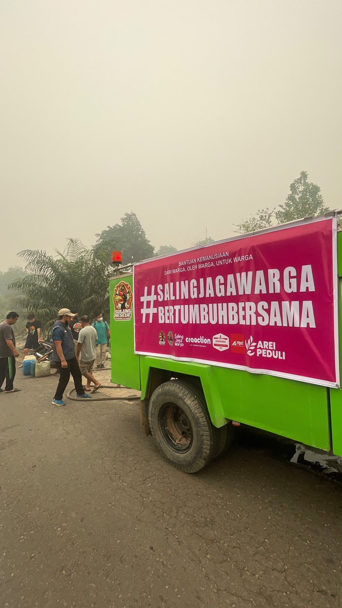 SalingJagaWarga's tweet photo. Tidak hanya di Ketapang, Kalimantan Barat,
Air bersih juga kami distribusikan di Kab. Barito Timur, Kalimantan Tengah.

Walaupun ada trouble sedikit di lapangan, kami terus bergerak.

Doakan kami ✊🏻 https://t.co/v2uQBPeXnY