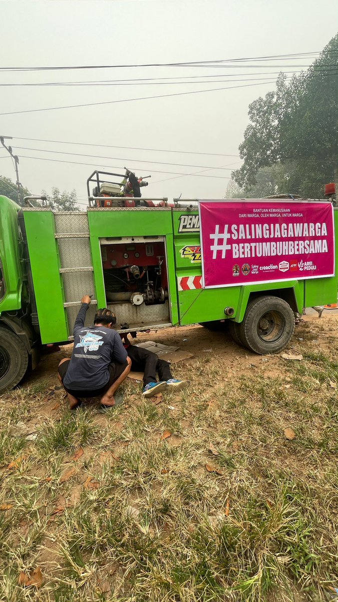 SalingJagaWarga's tweet photo. Tidak hanya di Ketapang, Kalimantan Barat,
Air bersih juga kami distribusikan di Kab. Barito Timur, Kalimantan Tengah.

Walaupun ada trouble sedikit di lapangan, kami terus bergerak.

Doakan kami ✊🏻 https://t.co/v2uQBPeXnY