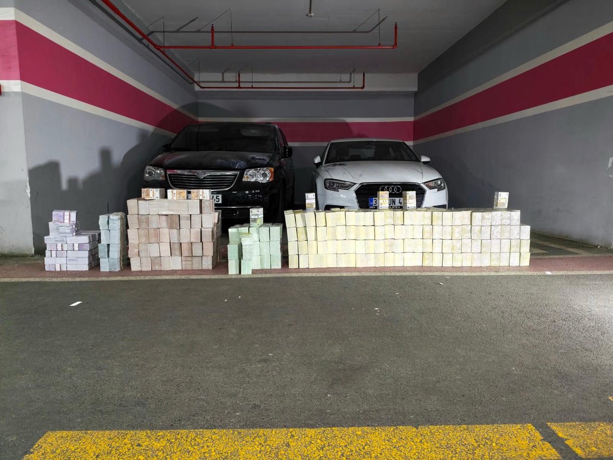 ismailsaymaz's tweet photo. ‘Vanlı Kara Haydar’ diye bilinen Mehmet Fatih Tançalan’a yönelik soruşturmada İstanbul’da otoparkta iki araç arandı.
İki araçta saklamış vaziyette  934 milyon TL tutarında dolar ve Euro bulundu. https://t.co/QHq5xlYGe2