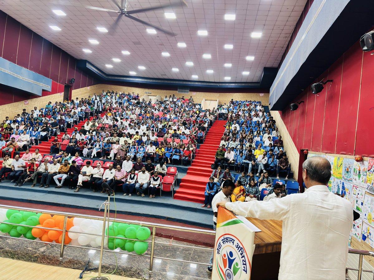 opsakhlecha's tweet photo. आज ‘मेरे सपनों का भारत’ जिला स्तरीय चित्रकला प्रदर्शनी एवं प्रमाण-पत्र वितरण समारोह में सम्मिलित होकर प्रतिभाशाली विद्यार्थियों की सुंदर कलाकृतियों का अवलोकन किया एवं उनका उत्साहवर्धन किया। सभी प्रतिभागियों को उज्ज्वल भविष्य की शुभकामनाएँ दी।

इस अवसर पर जिला अध्यक्ष श्रीमती वंदना जी खंडेलवाल, नीमच विधायक श्री दिलीप सिंह जी परिहार एवं मनासा विधायक श्री अनिरुद्ध माधव जी मारू सहित अन्य जनप्रतिनिधि एवं गणमान्यजन उपस्थित रहे।