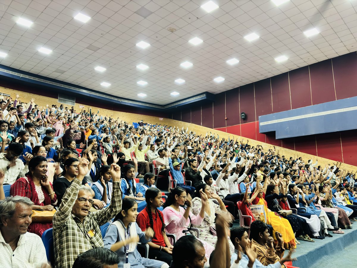 opsakhlecha's tweet photo. आज ‘मेरे सपनों का भारत’ जिला स्तरीय चित्रकला प्रदर्शनी एवं प्रमाण-पत्र वितरण समारोह में सम्मिलित होकर प्रतिभाशाली विद्यार्थियों की सुंदर कलाकृतियों का अवलोकन किया एवं उनका उत्साहवर्धन किया। सभी प्रतिभागियों को उज्ज्वल भविष्य की शुभकामनाएँ दी।

इस अवसर पर जिला अध्यक्ष श्रीमती वंदना जी खंडेलवाल, नीमच विधायक श्री दिलीप सिंह जी परिहार एवं मनासा विधायक श्री अनिरुद्ध माधव जी मारू सहित अन्य जनप्रतिनिधि एवं गणमान्यजन उपस्थित रहे।