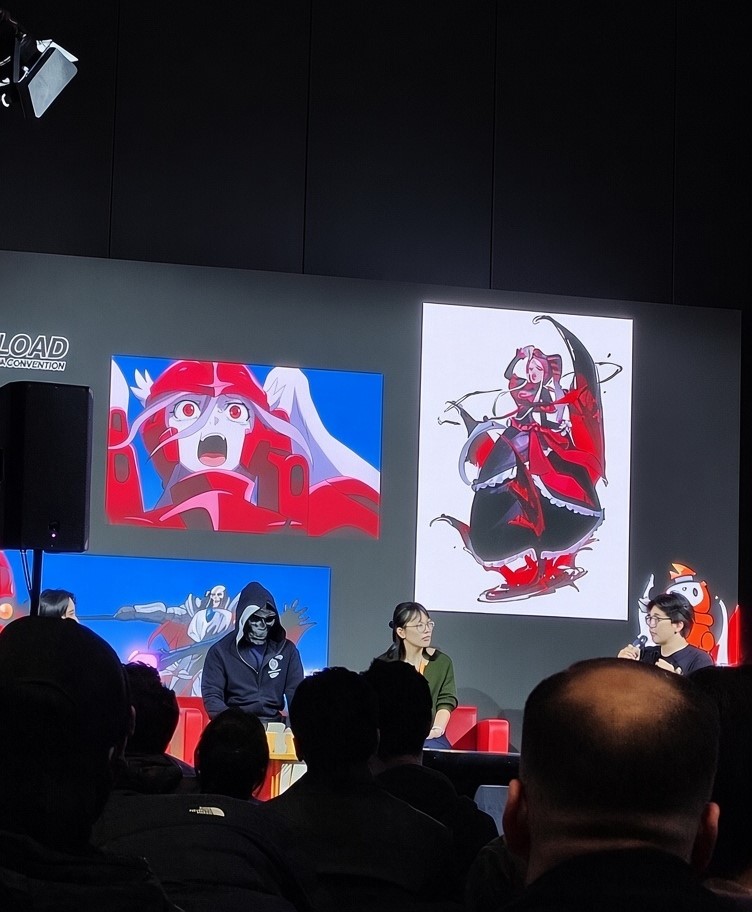 LobatoOverlord's tweet photo. **PANEL DE OVERLORD EN OVERLOAD: PREGUNTAS Y RESPUESTAS PARA KUGANE MARUYAMA**

Hoy, en Nueva Zelanda, se llevó a cabo la convención de anime y manga más grande de ese país, conocida como “Overload”. En dicho evento asistió como invitado especial el autor de Overlord, Kugane Maruyama, acompañado de Akiko Fujita (editora de Overlord en KADOKAWA) y Kazufumi Kikushima (productor supervisor de la adaptación al anime de Overlord).

Al estar presentes estas tres personas, se llevó a cabo un panel de preguntas y respuestas en el que se eligió a ciertas personas del público para hacer alguna pregunta al autor y a sus acompañantes. Los datos de lo que se comentó en dicho panel fueron compartidos en Reddit por JulioNIB, y la transcripción de lo hablado me la compartió LimeHeartomg. Les mando un agradecimiento a ambos por dar a conocer la información.

✧✧✧✧✧

Según lo que dio a conocer JulioNIB, el autor reveló que en la actualidad está escribiendo nuevos volúmenes de Overlord, pero dejó ambiguo si se refería a los volúmenes 17 y 18 o a más libros para el futuro, ya que no puede revelar ningún detalle específico al público en estos momentos.

También aclaró que la personalidad de Ainz a lo largo de la novela —su carácter oscuro, cruel, despiadado y brutal— no es más que su verdadero ser. No tiene nada que ver con que se haya convertido en un no-muerto ni con que, por las características raciales, hubiera obtenido ese lado oscuro.

Simplemente pudo mostrar lo que en verdad era una vez que fue transportado al Nuevo Mundo, como si en el mundo real esa personalidad se viera contenida por las reglas morales de la sociedad.

Maruyama también dejó claro que, para su obra, crea personajes femeninos adorables y atractivos solo para acabar matándolos sin piedad más adelante, ya que es común en otras obras e historias que los personajes femeninos con estas características siempre terminen sobreviviendo a las peores adversidades.

Una cosa curiosa es que Maruyama sí está al tanto de lo que se comenta sobre su obra en otros países. Concretamente, navega por las distintas redes sociales, y el contenido que prefiere ver son vídeos de reacciones estadounidenses y alemanes sobre animes. Gracias a esto se dio cuenta rápidamente de que al público en general de todo el mundo parece gustarle mucho más las tramas de fantasía oscura, donde la crueldad y la crudeza están muy presentes, y soltó la siguiente frase: «Todo el mundo tiene un corazón oscuro/dañado».

Un dato igual de relevante es que dijo que los datos importantes de la novela (world guide), como detalles específicos de personajes, poderes, magia, etc., están escritos en hojas de Excel y que nunca los dará a conocer, o al menos no tiene pensado publicarlos ni escribirlos en ninguna parte. Todo eso planea guardarlo consigo hasta el día de su muerte.

Sobre esto, si no estoy mal, creo que el autor había revelado en Twitter (X) y en su blog personal que dichos datos los tiene almacenados en su computadora personal y que le gusta recabar esa información en fórmulas de Excel, aunque en ocasiones le resultaba realmente complicado actualizarla. Cuando debe recordar algo importante, siempre revisa dichos datos para evitar algún error durante la publicación de los volúmenes.

✧✧✧✧✧

Ahora les escribo lo que me compartió LimeHeartomg:

➤Pregunta: ¿Qué te hizo empezar a escribir Overlord?

◆Maruyama: Empecé a escribir la novela porque quería jugar juegos de rol de mesa (TTRPG) con mis amigos, pero por diversos motivos ya no se podía.

➤Pregunta: ¿Qué te hizo crear a Albedo?

◆Maruyama: Sin Albedo, Ainz no podía dejar su puesto en Nazarick. La creé como un medio para sacarlo de su cómoda posición y que pudiera salir a hacer su trabajo al exterior.

➤Pregunta: ¿Hay algo en lo que te hayas centrado especialmente en la obra (el setting)?

◆Maruyama: En los TTRPG hay muchísimos settings. Creé el mío propio para que no quedara por debajo de otras series y obras.

➤Pregunta: ¿Cómo se convirtió Overlord en anime?

◆Maruyama: En 2013 la novela ya era bastante conocida. En los estudios de animación se hablaba mucho de aquella obra cuyo protagonista se parecía a un esqueleto. Incluso en Hollywood no hay muchos personajes como Ainz, pero después de ver el éxito de la obra, toda la gente del medio elogió esa temática.

➤Pregunta: En Overlord, cuando el protagonista es un no-muerto OP, ¿de dónde surgió esa idea?

◆Maruyama: Al crear al protagonista, una de mis mayores preocupaciones era: ¿qué pasa si lo noquean o lo envenenan? Cuando le quitas todas las debilidades posibles, termina convirtiéndose en un esqueleto.

➤Pregunta: ¿Qué hace diferente a Overlord?

◆Maruyama: Como el protagonista es tan fuerte, uno de sus atractivos principales es que arrasa con todo el mundo. Convertir en un anime al protagonista más fuerte —que es malo, pero no absolutamente malvado— fue muy difícil, pero tenía ese gran atractivo. ¿Eso parece ser la diferencia principal respecto a las demás series y obras?

➤Pregunta: Entonces, como su personaje principal es un villano, para aquellas personas que creen en la calidez y en el bien común no sería una obra recomendable, jajaja. Con Ainz siendo tan OP, ¿qué te llevó a crear un personaje así?

◆Maruyama: Todo el mundo tiene varias caras y lados distintos cuando va al trabajo o cuando habla con la familia. Quería crear un personaje principal con dos caras diferentes.

➤Pregunta: El setting lo hicieron distintos jugadores. ¿Cómo lo gestionaste?

◆Maruyama: Volviendo a las raíces del TTRPG, me inspiré en cómo cada personaje lo creaba una persona distinta, con gustos distintos.

➤Pregunta: ¿Hay algún personaje que te haya salido de forma inesperada?

◆Maruyama: Desde el primer volumen hasta ahora, la trama ha sido exactamente como la planeé. Me encantaría vivir la experiencia de que cada uno de mis personajes cobrara vida por sí solos.

※Editora Fujita: Me sorprendió mucho Ainz, porque es un villano, pero al mismo tiempo se esfuerza al máximo por actuar como un buen jefe. Tiene un lado humano, y por eso es el número uno en los rankings de popularidad de personajes de Overlord.

➤Pregunta: ¿Cuántas historias habías creado antes de escribir la novela?

◆Maruyama: He creado muchísimas historias variadas; incluso podría escribir a una escala mundial. Aún sigo en marcha; siempre estoy añadiendo cosas durante el proceso de escritura. No sé cuánto tiempo llevo trabajando en ello. Pero puedes preguntarme cualquier cosa sobre el mundo de Overlord y te aseguro que obtendrás respuestas.

➤Pregunta: Al crear la historia y el mundo, ¿tuviste referencias históricas o geológicas?

◆Maruyama: No me quiero meter en problemas. No he referenciado ningún suceso histórico, así que cualquier parecido es coincidencia o no intencionado.

➤Pregunta: Como es la fantasía oscura, desde el punto de vista de los personajes que están en un mundo oscuro, ¿cómo querías que se sintiera el espectador durante las escenas oscuras?

◆Maruyama: Sí, recomiendo Overlord a aquellas personas que tienen el corazón oscuro/dañado.

➤Pregunta: ¿Hubo algo que decidiste y no quisiste cambiar?

◆Maruyama: Sin duda, matar mujeres. En Japón, a las mujeres y a las chicas siempre se les salva, así que no quise seguir con ese cliché y quise sorprender a la gente con ese tipo de escenarios.

➤Pregunta: ¿Te sorprendiste cuando viste por primera vez los diseños y los bocetos de los personajes?

◆Maruyama: No hubo grandes discusiones. Los diseños de cada uno eran los que tenía en mente. So-bin-sensei se esfuerza al máximo en este aspecto, pero a veces quiere agregar más accesorios o más detalles al diseño.

Al principio se centraban mucho en pequeños detalles meticulosos, como la altura y el peso. Hacia el final, simplemente lo miraba y decía: “Sí, me parece bien”.

➤Pregunta: Cuando tienes tantos settings y tantos personajes, ¿cómo lo gestionas?

◆Maruyama: En cuanto a los personajes, se me hacía fácil decidir sus niveles y su ocupación.

➤Pregunta: ¿Cómo mantienes juntos todos los distintos settings y el lore?

◆Maruyama: En una hoja de Excel.

A menudo le daba esa hoja de Excel al equipo encargado del anime para que la usaran de referencia.

Una vez se me rompió mi PC personal, y en ese momento lamenté la pérdida de los settings; fue increíblemente horrible, pero al final logré recuperar todos esos datos.

➤Pregunta: ¿Nos podrías dar algún ejemplo de la información que hay en esa hoja?

◆Maruyama: De forma resumida, están los niveles, las ocupaciones, las estadísticas iniciales, etc.

Hay muchísima información que no llegará al público, así que dejo fuera de la obra una gran cantidad de datos importantes.

➤Pregunta: Cuando viste el anime por primera vez, ¿algún personaje te sorprendió?

◆Maruyama: Gratamente, todos me sorprendieron. Estoy muy agradecido con los seiyuus por darles vida a mis personajes.

※Productor Kikushima: Debo recalcar que los seiyuus logran separar aquellas escenas serias de las cómicas; es algo digno de mención.

Además, no hay muchos animadores que dibujen esqueletos. Recuerdo que alguien me comentó que animar a un esqueleto era igual que hacer un personaje de animes de robots o mechas.

➤Pregunta: ¿Cuál es su mayor fortaleza?

※Editora Fujita: Antes de publicar el volumen, Maruyama siempre termina por añadir unas 100 páginas más al manuscrito, así que la gente que había pedido recibir un libro de 400 páginas se sorprende al obtener un volumen final de 500 páginas; es más de lo que inicialmente estaban esperando.

◆Maruyama: Overlord, como novela, solo tiene entre el 50 % y el 60 % de las cosas que tenía pensado plasmar o que ya estaban planteadas con anterioridad.

➤Pregunta: Con Overlord siendo tan popular, ¿te llevaste alguna sorpresa en cuanto a los fans del extranjero?

◆Maruyama: Ya he estado en convenciones de anime en los Estados Unidos y en Alemania, donde se ve un gran fanatismo por Overlord. Al notar eso estando en el extranjero, supe inmediatamente que hay muchos corazones oscuros/dañados en el mundo.

Después del estreno del primer episodio de la primera temporada del anime, el primer volumen de la novela ligera desaparecía inmediatamente de todas las estanterías. Eso demuestra su gran popularidad.

A partir de aquí ya son respuestas más sencillas sobre preguntas de la audiencia:

El guardián de piso de Nazarick favorito de Maruyama es Demiurge. Su escena favorita de las diferentes temporadas del anime es, sin lugar a dudas, la batalla de Shalltear contra Ainz, ya que se pueden apreciar los diferentes efectos de los hechizos mágicos de ambos. Incluso el autor mencionó que, durante la grabación de las voces de los seiyuus de la batalla, le parecía divertido ver cómo ambos estaban practicando todos los hechizos en la cabina, con sus diferentes gritos y expresiones.

Es aquí donde se nos revela que muchas escenas del anime y de la novela habrían estado restringidas por su crudeza y era probable que fueran censuradas, omitidas o cambiadas, pero afortunadamente no ocurrió eso porque tanto el director del anime como el director de la editorial de KADOKAWA eran fans de la obra. Se permitió mostrar esa crudeza de la serie y de la novela a los espectadores y lectores.

Se le preguntó al autor si los diferentes diseños de los personajes de Overlord estaban inspirados en los RPGs o en personas concretas, a lo que Maruyama respondió con un rotundo no. Sus principales inspiraciones se basan siempre en los TTRPGs, y sobre todo en Dungeons & Dragons. En cuanto a los monstruos de Overlord, influyó mucho Monster Hunter.

✧✧✧✧✧

Como pueden apreciar, en dicho evento no se nos reveló mucho sobre el estado de los volúmenes 17 y 18 de la novela ligera, solo que Maruyama sigue escribiendo, por lo que puede que dichos volúmenes estén listos para publicarse en el futuro. Lamentablemente, no se hizo mención de una quinta temporada del anime, aunque este tipo de información es más común que se revele en algún evento importante en Japón que en el extranjero.

Aparte de la información dada en el panel, en la convención se pudo apreciar la creación del volumen 1 de la novela ligera de Overlord en un tamaño enorme, como forma de homenajear la salida del libro con el que se inició la publicación de la obra.

Al parecer se puede abrir y leer el texto con el que da inicio el volumen, y también se puede apreciar la primera ilustración de este libro.

Y eso sería toda la información obtenida por el momento del evento Overload, donde el autor Maruyama reveló ciertas cosas. Si en el transcurso de los días se suben más datos, yo estaré atento para compartirles las próximas novedades y así estar informados.

Las fotos compartidas del evento fueron compartidas por JulioNIB y las fotos del volumen 1 gigante fueron subidas a X por @Azyurebared en su cuenta.

#Overlord #OverlordEspañol #オーバーロード #overlord_anime #OverlordIV #オーバロードIV #オーバーロード #overlord_manga #OverlordNewWorld #オーバーロード世界編 #anime #manga #lightnovel #novelaligera #novelas #Overlord_manga #Overlord_novela #オバマス #Isekai #isekaianime #オバロ展 #オバロ #Kadokawa #overloadnz