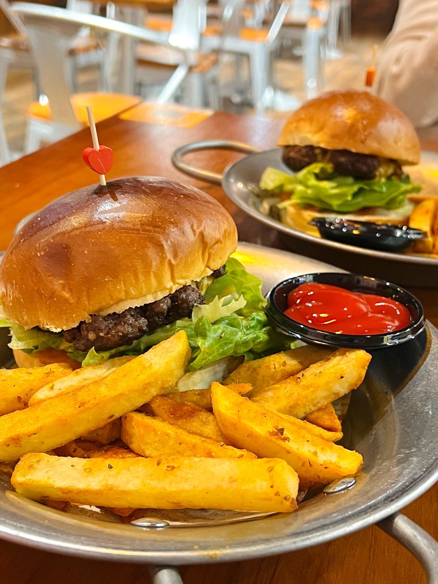 kaiivan132637's tweet photo. Just had the most melt-in-mouth truffle beef burger at that new hole-in-the-wall downtown spot. Juicy patty, perfect truffle aroma, and crispy fries to pair—10/10 will be back next week! https://t.co/JodhwS9h2F