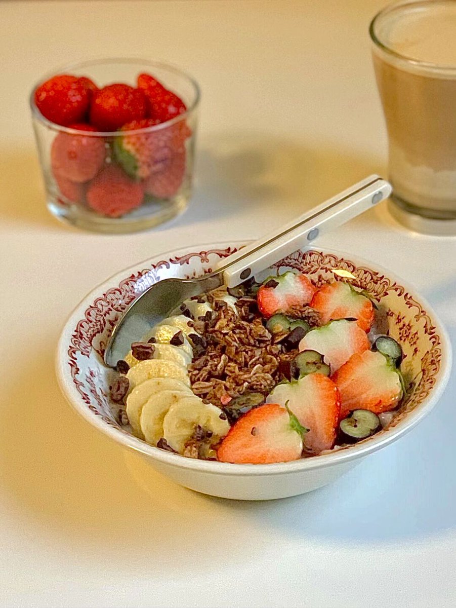 colevy843713's tweet photo. [Nothing beats a quick homemade bowl of oatmeal with fresh berries and a dash of honey for a cozy weekday breakfast ]， https://t.co/Pds8N016hU