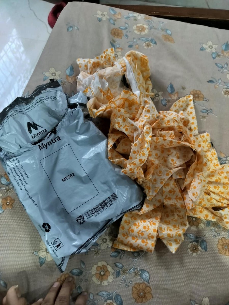 varun51184's tweet photo. @myntra @MyntraSupport 
Order id 134071162077126277901

Order suit and  received garbage 
#myntra 
#fraud
#bycott https://t.co/nF334Wf6gP