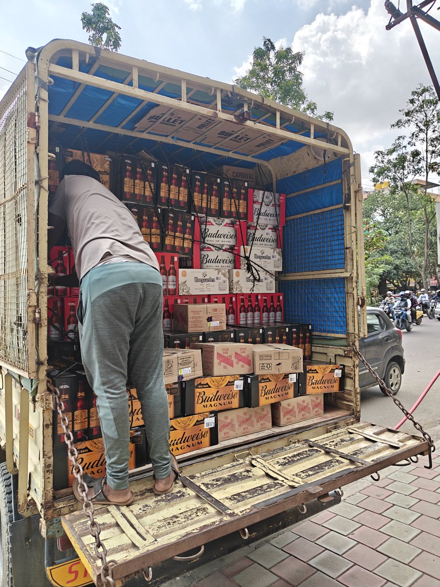 pablohoccobar's tweet photo. last mile delivery https://t.co/b0r73Jabz6