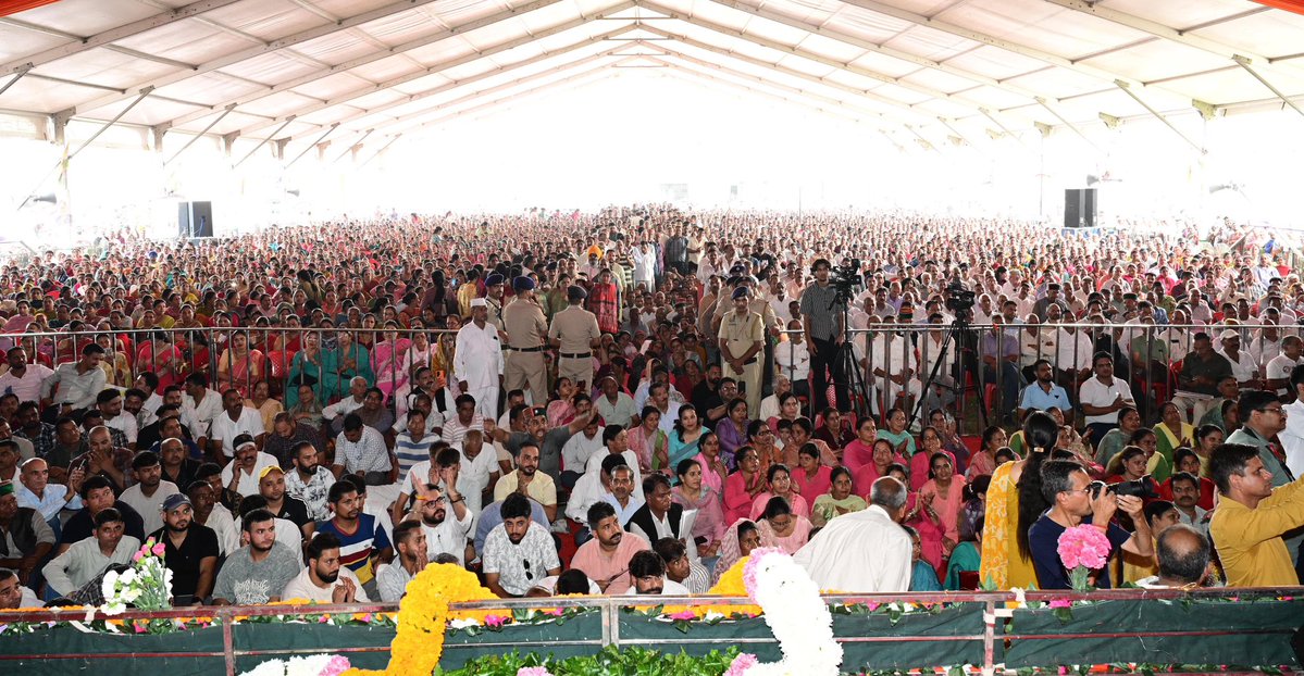 CMOFFICEHP's tweet photo. आज कंसा मैदान में उमड़ा जनसैलाब अपार स्नेह, विश्वास और अपनत्व की अभिव्यक्ति है। सभी भाइयों एवं बहनों का हृदय से अभिनंदन।

आपके उत्साह ने इस क्षण को मेरे लिए अविस्मरणीय बना दिया। आपका यह स्नेह मेरे संकल्प को और दृढ़ करता है। https://t.co/HpktcbxWKx