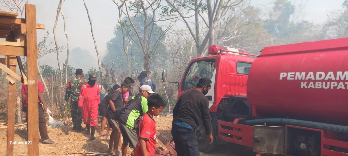 KODIM__1404_PRG's tweet photo. Babinsa bersama petugas pemadam kebakaran (Damkar) dan masyarakat setempat bergerak cepat memadamkan kebakaran lahan kosong seluas sekitar 10 hektare di Dusun Malimpung, Desa Malimpung, Kecamatan Malimpung, Kabupaten Pinrang, Sabtu (26/09/2026). https://t.co/A6Vt9SjLwZ