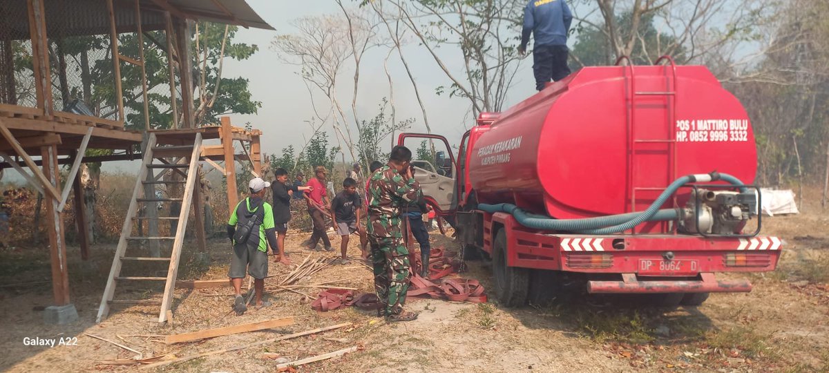 KODIM__1404_PRG's tweet photo. Babinsa bersama petugas pemadam kebakaran (Damkar) dan masyarakat setempat bergerak cepat memadamkan kebakaran lahan kosong seluas sekitar 10 hektare di Dusun Malimpung, Desa Malimpung, Kecamatan Malimpung, Kabupaten Pinrang, Sabtu (26/09/2026). https://t.co/A6Vt9SjLwZ