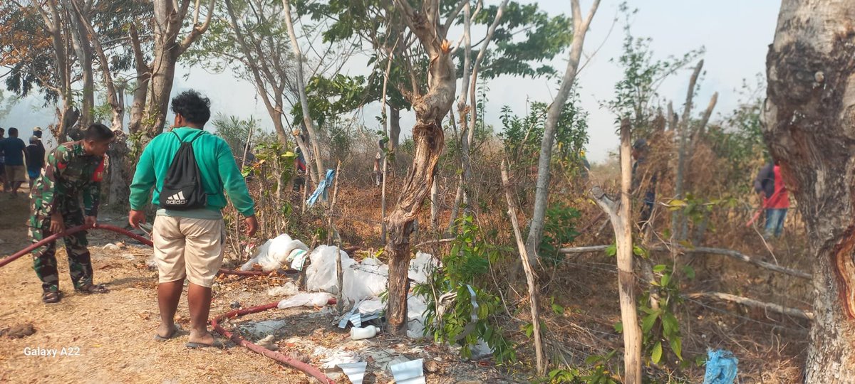 KODIM__1404_PRG's tweet photo. Babinsa bersama petugas pemadam kebakaran (Damkar) dan masyarakat setempat bergerak cepat memadamkan kebakaran lahan kosong seluas sekitar 10 hektare di Dusun Malimpung, Desa Malimpung, Kecamatan Malimpung, Kabupaten Pinrang, Sabtu (26/09/2026). https://t.co/A6Vt9SjLwZ