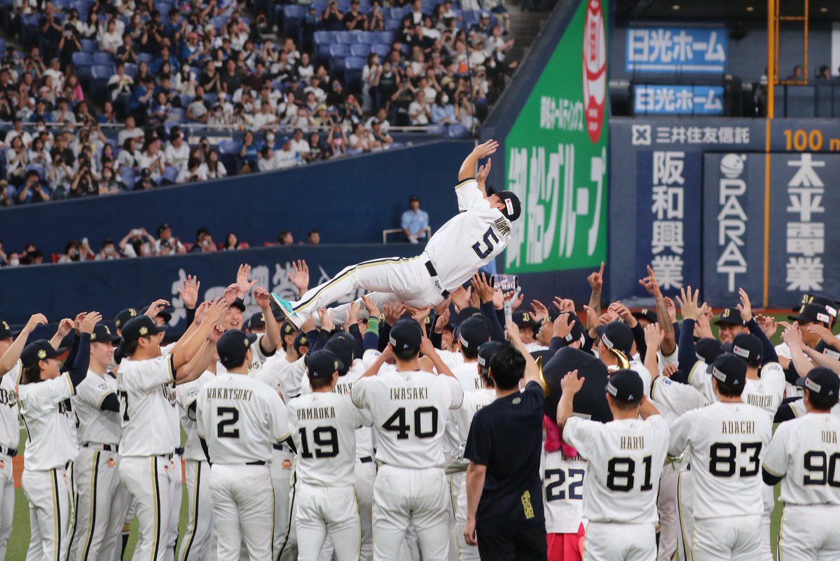 blue_braves's tweet photo. 本拠地最終戦　
皆様お疲れ様でした
そして、西野選手、山田投手
本当にありがとうございました
2人のガッツにピリオドはありません
オリックス戦士よ 永遠に！
#西野真弘
#山田修義 https://t.co/k59jpwn1Tp