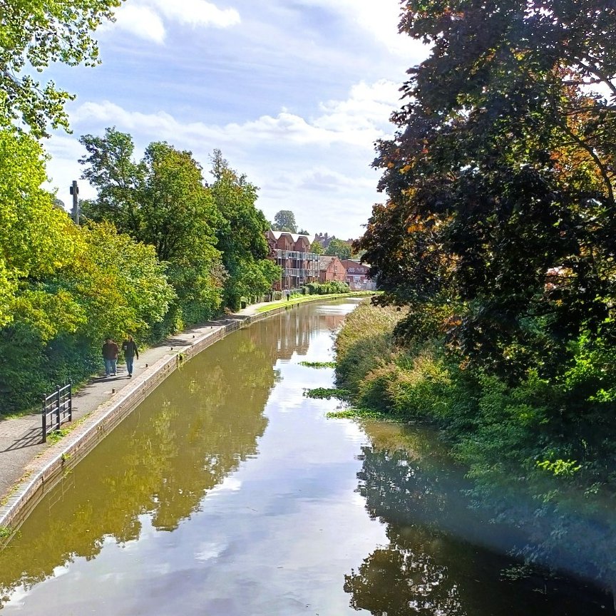 pac1610's tweet photo. Hazy #reflections and a hint of #autumn along the #WorcesterandBirminghamCanal! 💚🍂🌳🍂🤎@ThePhotoHour @StormHour @StormHourMark @CanalRiverTrust #Worcester #NaturePhotography https://t.co/kSdRYWH79b