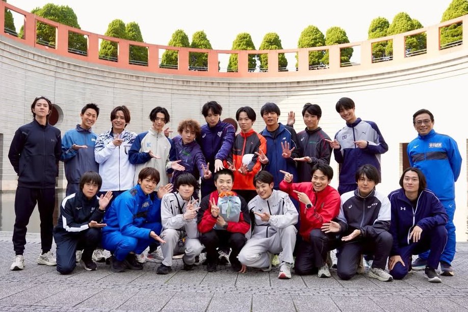 SakuraItohJoan's tweet photo. 池井戸潤氏の『俺たちの箱根駅伝』は上・下巻通して登場人物の想いや熱量が沢山散りばめられていていろんなドラマが描かれてる。何度も涙腺が緩んでしまう。
で、もう胸が痛くなるくらい心揺さぶられたシーンがやっぱりやまぴーが撮影前に全員にハグをしたところだった。
#俺たちの箱根駅伝 #山下智久 https://t.co/4RELFLCL5D