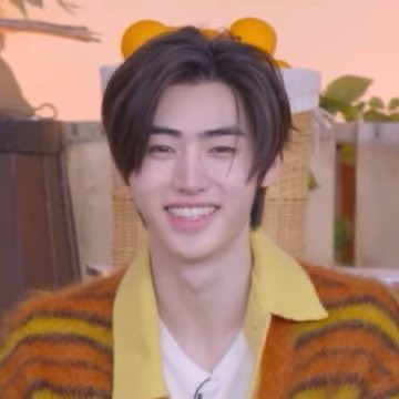 icepirnce's tweet photo. big fan of your accidental headwear….. it’s like the universe saw you and went this guys so cute. He needs a hat https://t.co/mDeOagAyf6