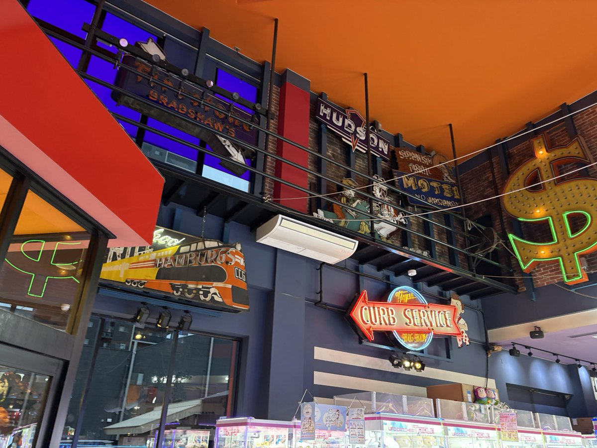 Blogath's tweet photo. なんか寄ったゲーセンめちゃくちゃ店内にネオンサインあった https://t.co/D9qCxDe3dz