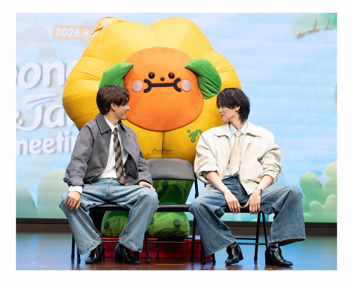 nenanemo_'s tweet photo. 🤍 more than words 🌻🌻🌻
Our Sunflower Family… your smile to each other 💕

JOONGDUNK JAIDEE SEOUL SMILES
#JDJaideeFMinSeoul
#JoongDunk 

[📷26092026] https://t.co/lihpI56gnB