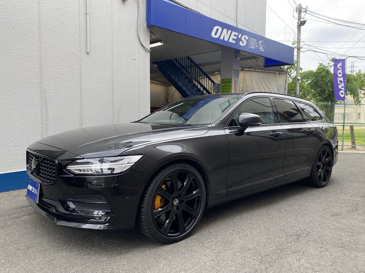 ones_volvo's tweet photo. 【🔧カスタム・メンテナンス✨】

現行V90にERSTのダウンサス＆スペーサー・ボルトを取付致しました👨🏻‍🔧
車高が下がってスタイリッシュ＆コーナリングの安定性もUP⤴️
どちらも当店の人気アイテムです👑

あわせてミシュランタイヤ新調とオイル交換も承りました🛞
ご依頼ありがとうございます！

ボルボのことならお任せ下さい😆✊🏻
少しでも気になる方はお気軽にワンズまでお問い合わせ下さい‼️📩

#ボルボ #V90 #ERST #カスタム #オイル交換 #タイヤ交換