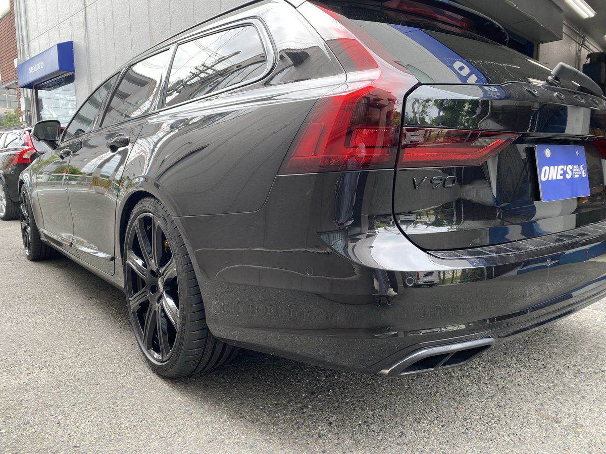 ones_volvo's tweet photo. 【🔧カスタム・メンテナンス✨】

現行V90にERSTのダウンサス＆スペーサー・ボルトを取付致しました👨🏻‍🔧
車高が下がってスタイリッシュ＆コーナリングの安定性もUP⤴️
どちらも当店の人気アイテムです👑

あわせてミシュランタイヤ新調とオイル交換も承りました🛞
ご依頼ありがとうございます！

ボルボのことならお任せ下さい😆✊🏻
少しでも気になる方はお気軽にワンズまでお問い合わせ下さい‼️📩

#ボルボ #V90 #ERST #カスタム #オイル交換 #タイヤ交換