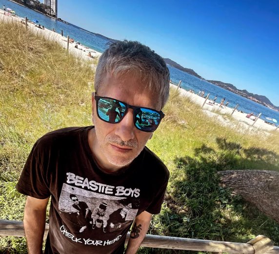 YofuiaEGB's tweet photo. Esta madrugada nos ha dejado José Costas Peón, «Peón Kurtz», miembro fundador de Def Con Dos y hermano de Miguel Costas de Siniestro Total y Rosa Costas de Aerolíneas Federales. Aún no nos lo podemos creer. DEP. https://t.co/l8QBSUZ46i
