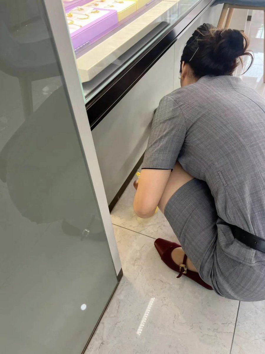 linlin1638's tweet photo. 下班又可以穿高跟鞋了，就喜欢这种铿锵有力的哒哒声，如果再搭配黑丝，我会觉得喔性感又有魅力，这或许也是你们男人喜欢高跟的原因吧，如果是红底的话是不是就有诱惑力了？ https://t.co/FNIC5Wqv00