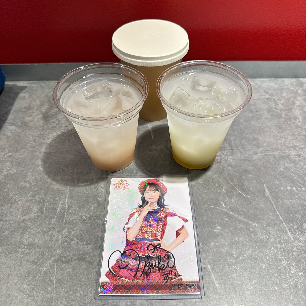 toruimo48's tweet photo. なんか、あんまりわかりずらいけど夜はピンクとイエローのずっきーのペンラカラーにしたよ☺️

#山内瑞葵 https://t.co/D14UOgsxs0