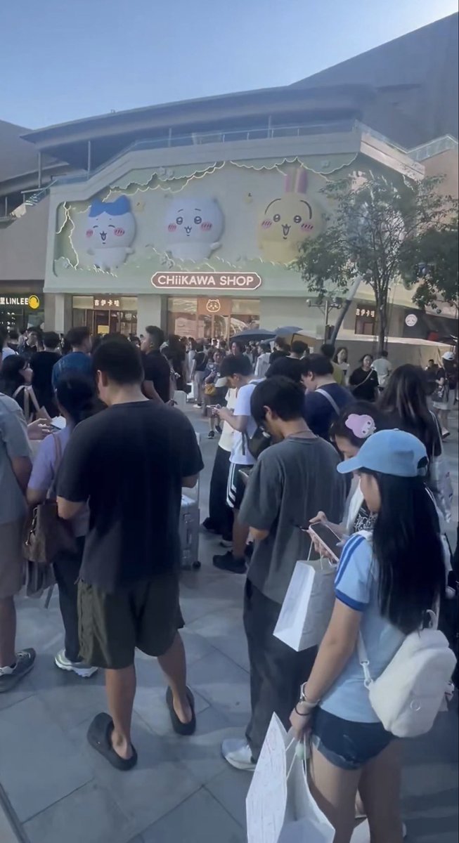 Enyu55's tweet photo. First store in China opened yesterday.
Second day line outside the mall, 
line inside the mall, 
37 degrees and nobody left.
Chiikawa is already famous there and the film is not even out.
West doesn’t know what’s coming.
The kawa era has just begun.
uwa
#ちいかわ https://t.co/Xmu0U3dIo0