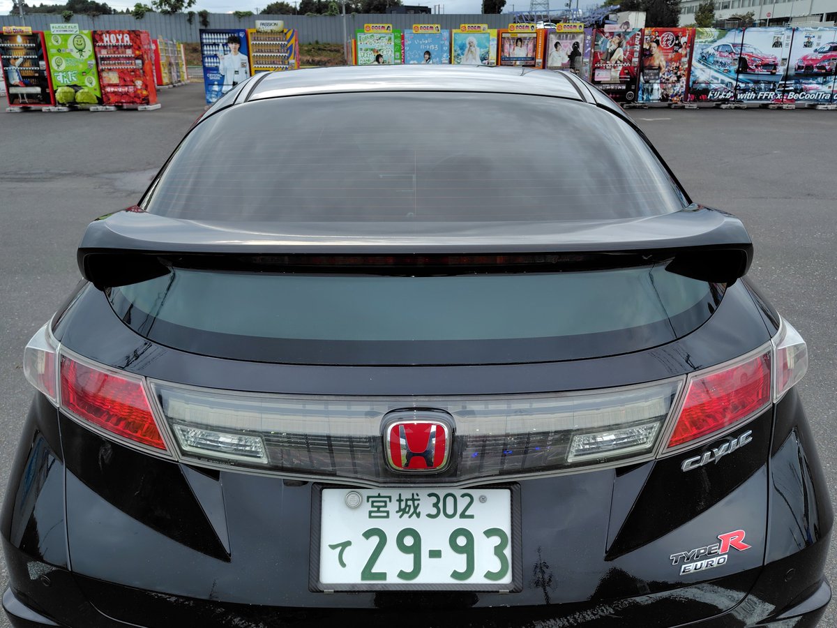 puchi_xenon's tweet photo. 長らく気にしていた直射日光問題ですが、知人の紹介のお店で後部2面とリアガラスへのスモークフィルムを施工していただきようやく解決しました。(リアスポイラーの下はアクリル製なので未施工)

お店の近くなので自販機ミュージアムへも。
茜りうさんの自販機もしっかり拝見しパシャってきました。 https://t.co/sJabc8v3Zk