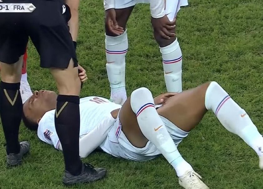 the_marcoli_boy's tweet photo. Last two Ballon D’or winners were injured during the ceremony

Kylian Mbappe: https://t.co/wJnlhDnte9