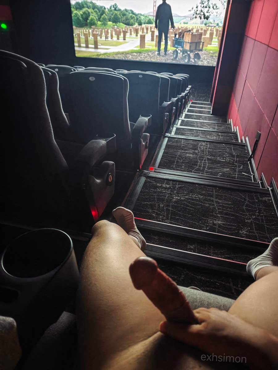 exhsimon's tweet photo. 在有人的电影院脱光看完一场电影，挑战达成。前面坐着七八个人吧，途中有人去厕所我也没穿，被看光吧。中间还玩尿了，弄的到处都是。 #riskyexhib #publicnude #暴露 #chudaiㅤ https://t.co/g90upD7ZOq