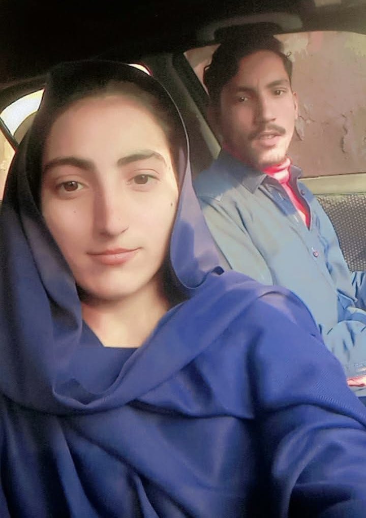 AriishaMaliik's tweet photo. میرے گھر والے زبردستی کسی اور سے شادی کروا رہے تھے، اس لیے ��یں جس سے پیار کرتی ہوں، اُس سے اپنی مرضی سے شادی کر رہی ہوں۔ پلیز بابا جانی، مجھے معاف کر دینا۔ آپ نے میرے لیے جسے چنا تھا، اُس کے ساتھ میں کبھی خوش نہ رہ پاتی۔ https://t.co/snRggxwx8S