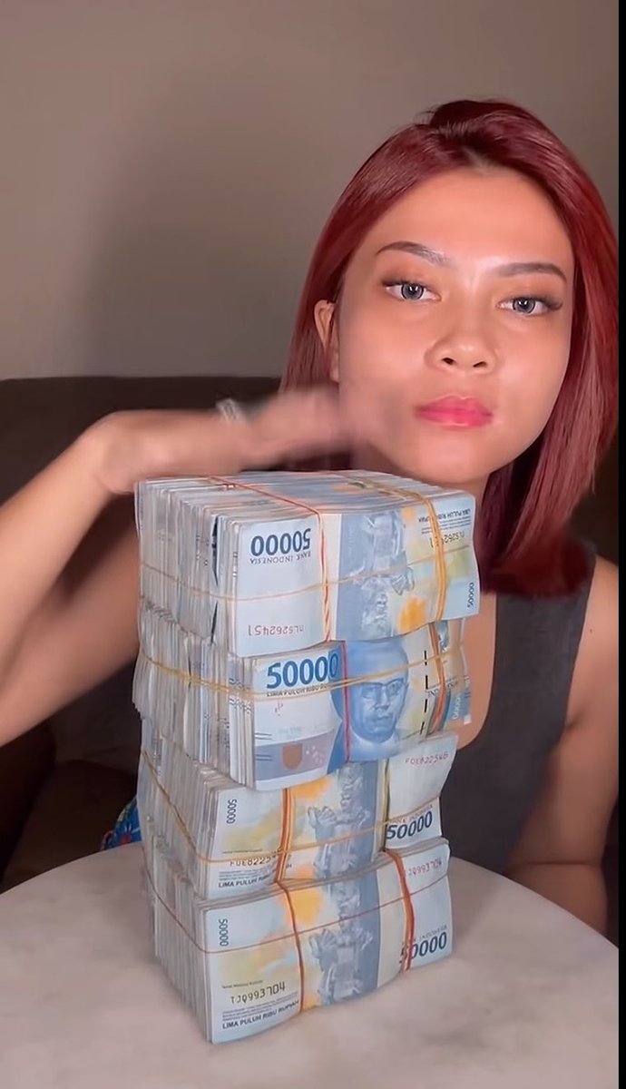 txtdri's tweet photo. ini orang kaga kapok2 ya.. 
dulu unboxing duit. 
sekarang duit di jejerin.

maudy doang dihujat, giliran yg terang2an pamer kekayaan malah di bela. buset dah... 

awalnya sangat respect tapi pas dia begini mohon maap ya num 🥴😌🤏🏻 https://t.co/OhhX7OJs0g