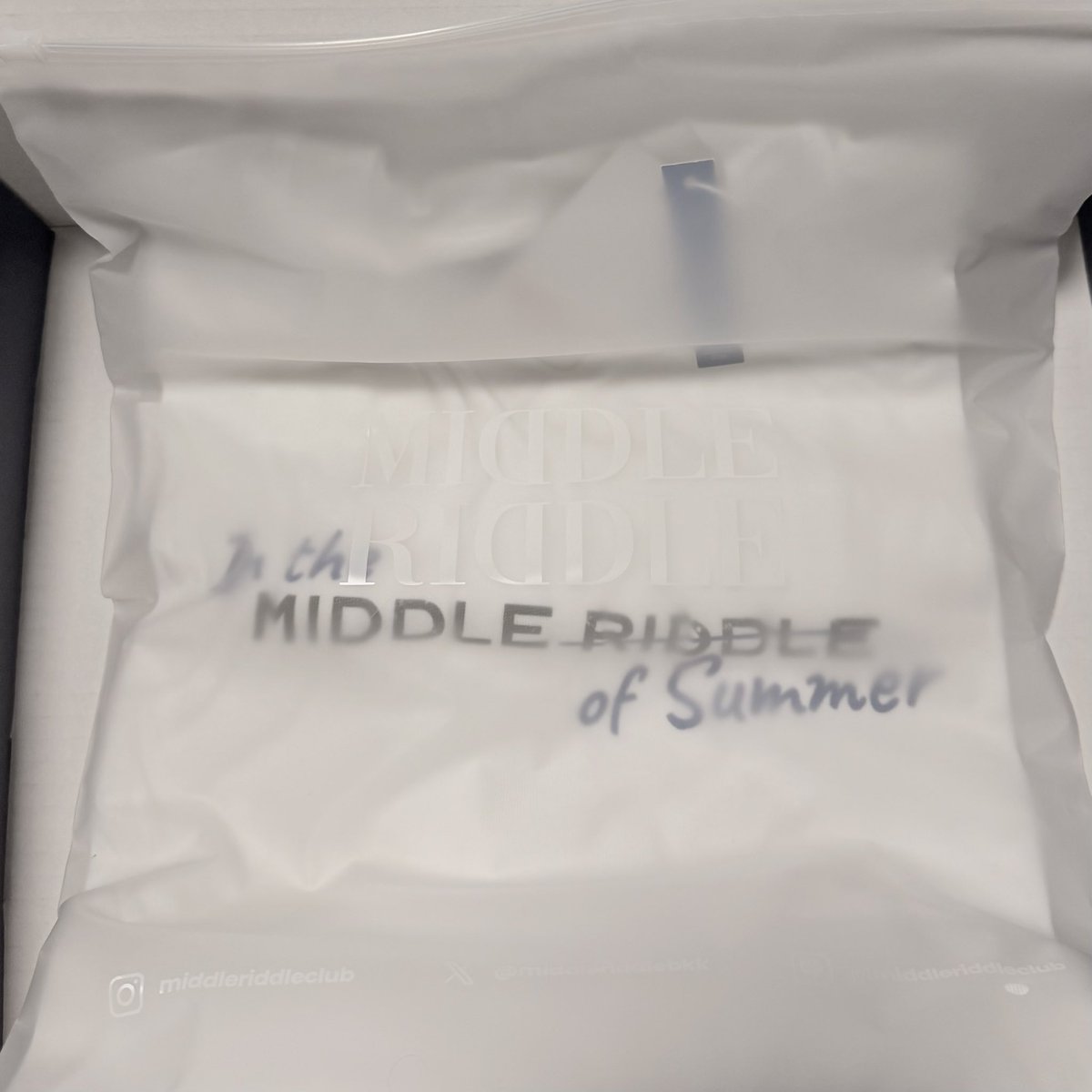 hamsgii_kwon's tweet photo. wts 

เสื้อ Lightweight Middle of Summer 
สีขาว ไซส์ M มือ 1 (เพิ่งได้)
ราคา 1950 ส่งฟรี (จ้างร้านนะคะ🥺🙏🏻)

#MiddleRiddleClub
#ตลาดนัดวิลเลี่ยมเอส https://t.co/AyuaRrMov9