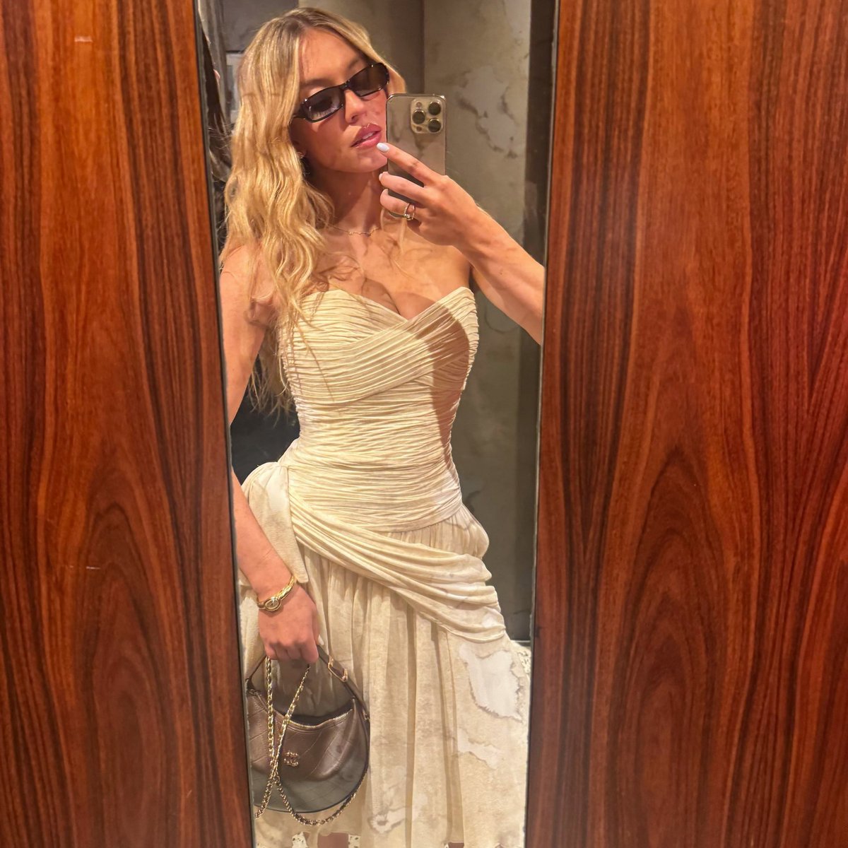 SydneySweeneyk's tweet photo. @alphafox Why do everyone hate Sydney Sweeney 💔😭? https://t.co/qmt5jM54e6