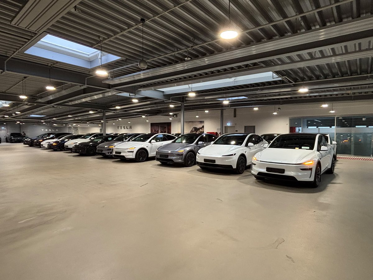 EFIEBER_ANDRE's tweet photo. 📍Viele Tesla Fahrer in Deutschland 🇩🇪 regen sich gerade darüber auf, dass sich ihre Tesla-Auslieferungen teilweise nach hinten verschieben.

Was man dabei aber kaum mitbekommt:
Die Auslieferungszentren fahren aktuell teilweise wirklich am Anschlag.

Ralf die Maschine aka @N628TS unterstützt morgen wieder bei den Auslieferungen und allein dort sind für einen einzigen Tag über 90 Fahrzeugübergaben geplant. 🤯

90 Autos.
An einem Tag.
An einem Standort.
!!!!!!!!!!!!!!!!

Und das Spannende: Sogar Mitglieder aus Tesla-Clubs unterstützen teilweise ehrenamtlich bei solchen Auslieferungstagen.

Nicht, um Tesla-Mitarbeiter zu ersetzen, sondern auch, um gerade den vielen Kunden, die zum ersten Mal einen Tesla kaufen, noch ein bisschen Erfahrung, Erklärung und Beratung mitzugeben.

Und jetzt schaut mal zu klassischen Autohäusern anderer Hersteller:
Bei vielen wäre es allein von der Struktur und den Abläufen kaum vorstellbar, 90 Neuwagen an einem Tag an Kunden zu übergeben.

Tesla hat diesen Prozess extrem auf Durchsatz getrimmt und trotzdem sind die Mengen aktuell offenbar so hoch, dass jede helfende Hand zählt.

Wenn man das mal im Hintergrund mitbekommt, versteht man auch besser, was bei Tesla gerade an Auslieferungsvolumen durchläuft.