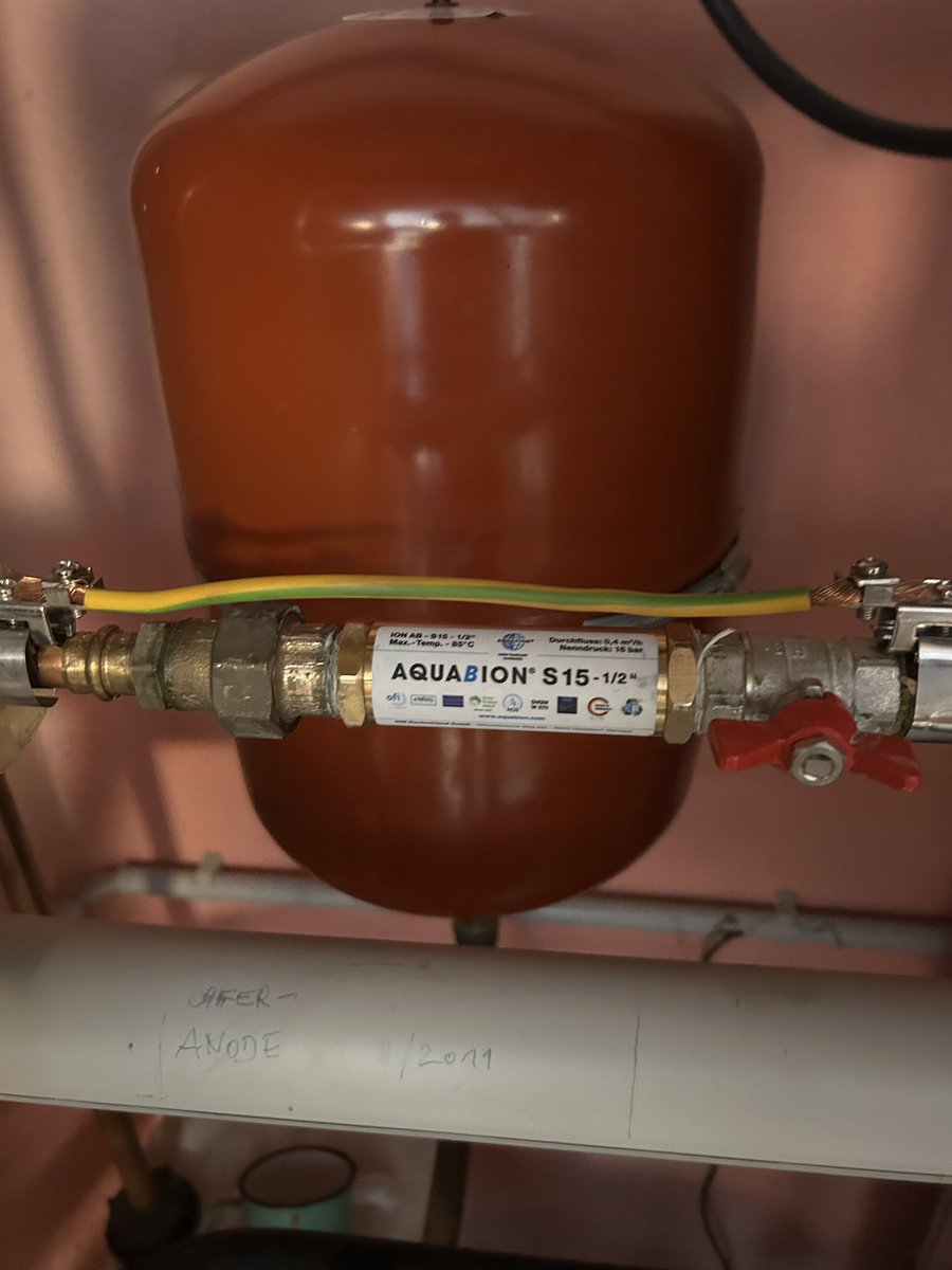 aquabion's tweet photo. It was more than urgent to install #AQUABION to protect the house and prevent an expensive and complicated renovation of all pipes in this home. The house owners were shocked to put it mildly.
More info: info@aquabion.com
#aquabion #limescale #corrosion #protection https://t.co/tFMibmmFSA