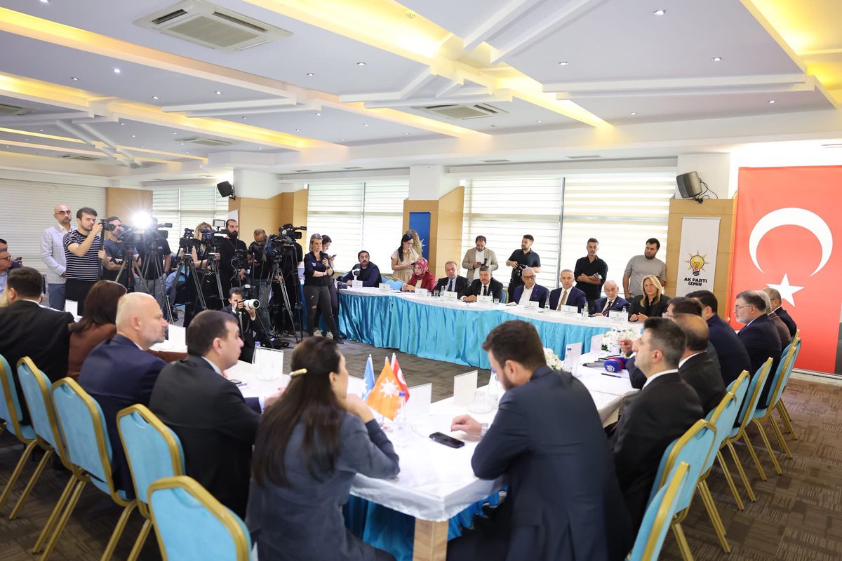 celebimehmeta's tweet photo. 📍İzmir 

“Türkiye Yüzyılı Buluşmaları” programı kapsamında Genel Sekreterimiz Sn. Eyyüp Kadir İnan, Genel Başkan Yardımcımız, Ekonomi İşleri Başkanımız Sn. Nihat Zeybekci, milletvekillerimiz ve MKYK üyelerimizin katılımlarıyla basın açıklamamızı gerçekleştirdik.

Türkiye Yüzyılı ve Terörsüz Türkiye hedeflerimize Cumhurbaşkanımız Sn.Recep Tayyip Erdoğan liderliğinde yürüyoruz.🇹🇷