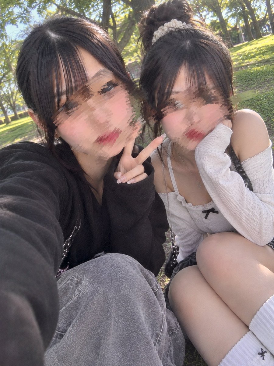 eea3yg's tweet photo. 部活終わってから友達もいないし妹と公園来たけどやることなくて帰宅(´；ω；｀)　（左が私でーす）
だれか友達なって？笑笑
#jk　#裏垢jk #裏垢女子　#裏垢 https://t.co/4FQMBmJ7fP