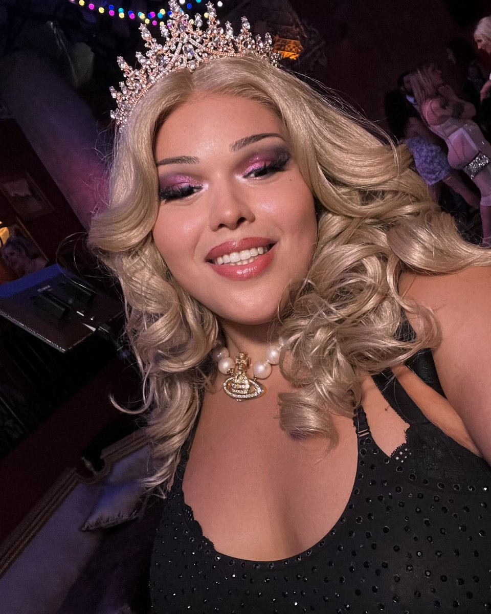 thedaisynokia's tweet photo. Had a blast at Queer Prom! @groobydotcom 💕

I crowned myself prom queen! lmaooo https://t.co/VGBontdxrP