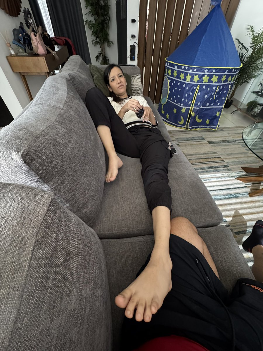 Sebyjen19's tweet photo. 🤭🥰😍 #piesitos #feet https://t.co/FMfcJMfJ3O