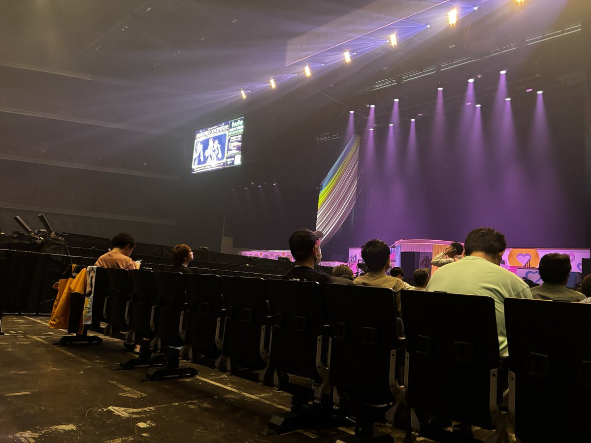 seiji_team's tweet photo. 握手会は行かないから、初めて至近距離でメンバー見たけど、皆んなめっちゃかわいいね、
特になるちゃん、あいちゃん、あづ、かすみんは画面より実物がめっちゃ可愛かった。安定のゆいゆい、いとももは特別だね。いとももの顔のサイズってゴルフボールサイズで驚いたよ。ライブはいいね
#AKB48 #好きsh https://t.co/j9Jak71UyX