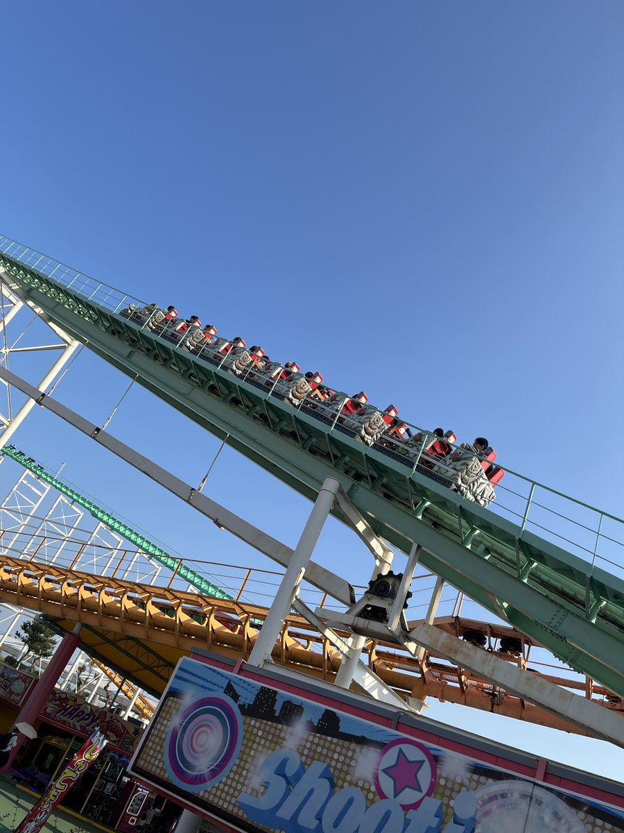 Sr_Burger_7's tweet photo. ソロジェットコースターあるある...
1人で乗ってると横には誰も乗ってこないし、空席でもスタッフさんは必ずバーを下げてロックするの！あと慣れてくるとベルトつけてくださいと言われる前に着けるようになるの https://t.co/TmQhP4wS1P