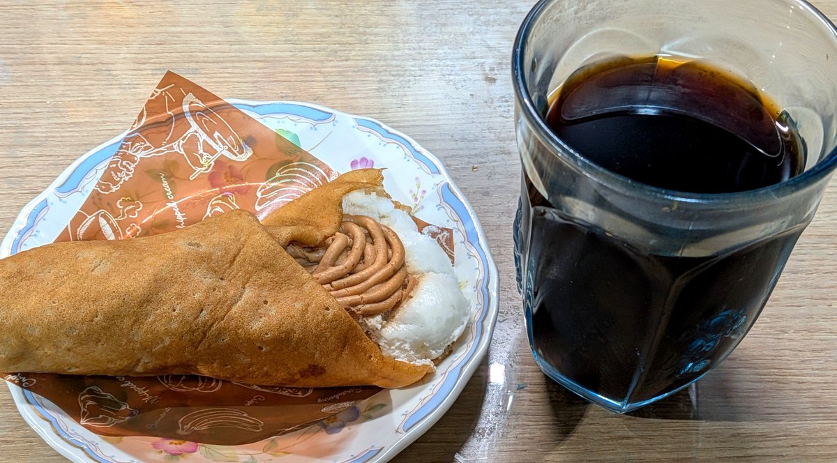 aXLnCZFiv1GeI18's tweet photo. コーヒーブレイク🧊☕🌰
モンブランクレープ！
うん、普通にモンブランのクレープですね😋
皮が厚めで美味しいです😊

今日は寝不足とジムトレと急な外出で
ちょっとバテ気味で動きが悪いです😅
以前と比べてスタミナが落ちてるなぁと
思う今日この頃…

夜ものんびり楽しみましょう🍵(*´ω｀*) https://t.co/ZknTP5ipFC